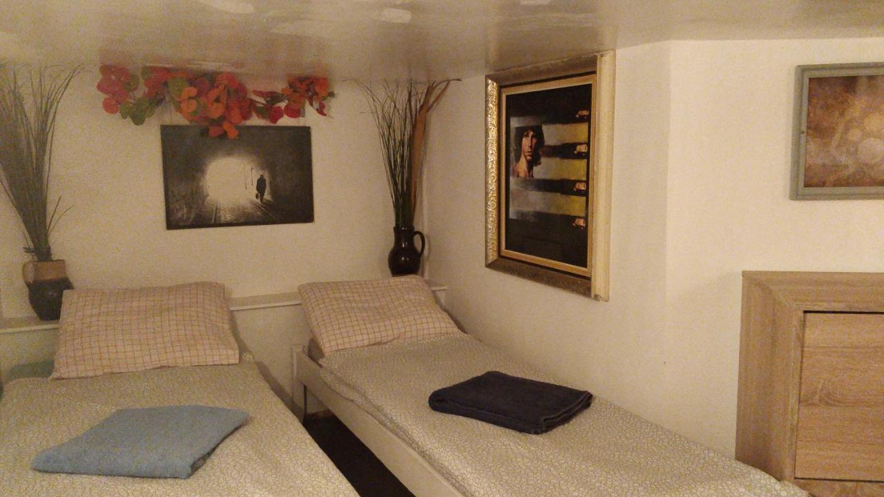 Prague "Above Train Central" Hostel Exteriör bild